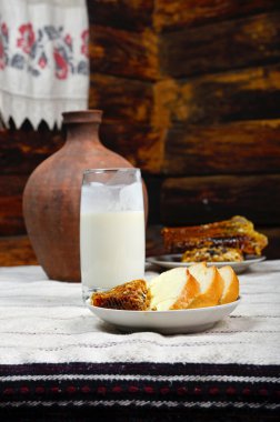 bal tarak, süt ve masada krep