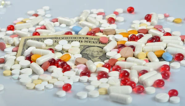 Долар і медичні таблетки — стокове фото