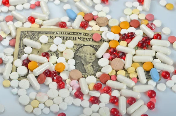 Dólar y píldoras médicas — Foto de Stock