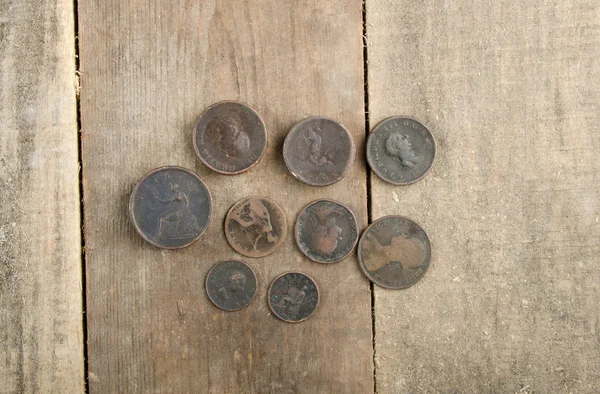 Angielski wiktoriański groszy na drewnianym stole — Zdjęcie stockowe