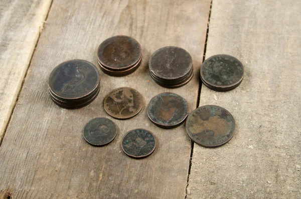 Pennies vitorianos ingleses na mesa de madeira — Fotografia de Stock