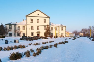 Kış aylarında 3 katlı ev