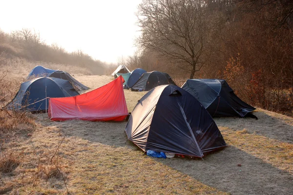 Matowe namiot w słońcu na zimowy poranek — Zdjęcie stockowe