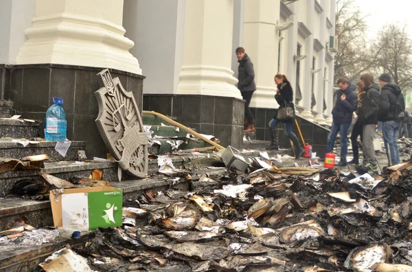 TERNOPOL, UKRAINE-FEB. 19. 2014 .Armed seizure of the police department. — Stock Photo, Image