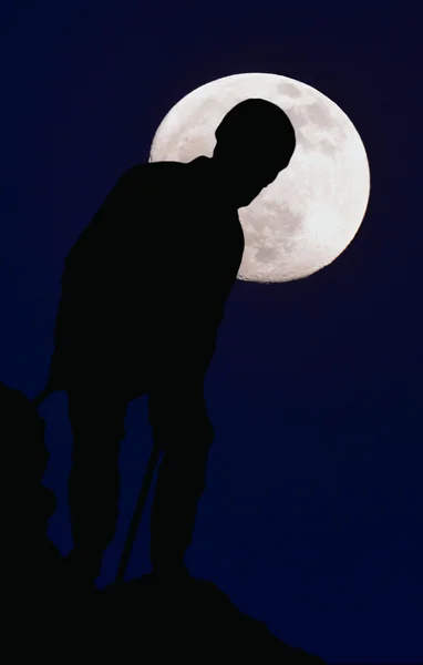 Silhouette mit Mond im Hintergrund — Stockfoto