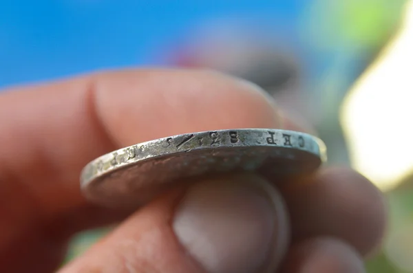 Srebrny Rubel w ręku — Zdjęcie stockowe