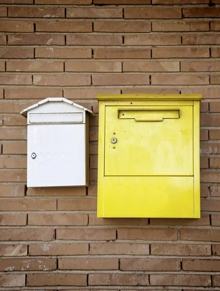 Boîte aux lettres sur mur — Photo