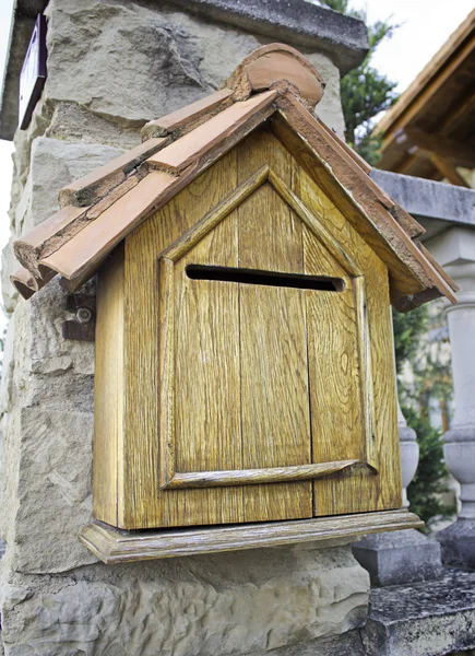 Caixa de correio em forma de casa — Fotografia de Stock