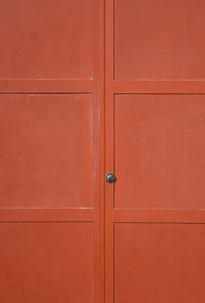 Красная металлическая дверь — стоковое фото