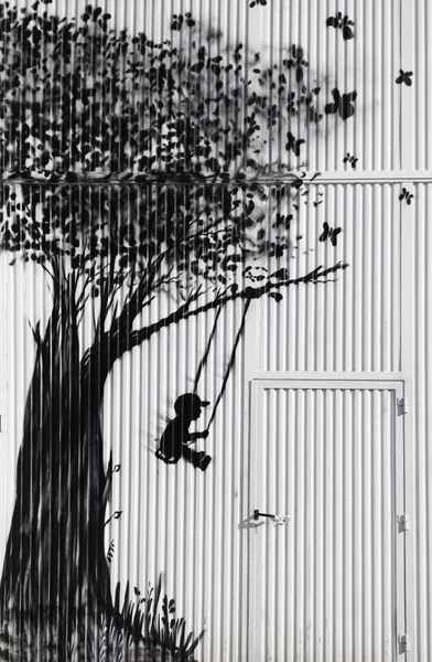 Niño balanceándose en árbol — Foto de Stock