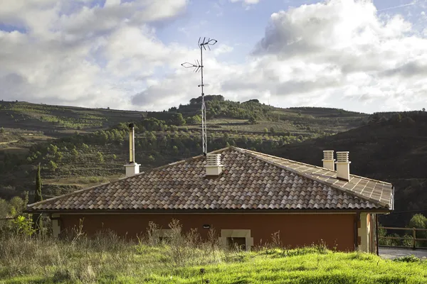 Hus med trädgård — Stockfoto