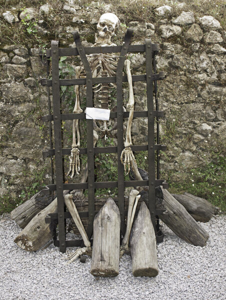 Труп в пыточной утвари
