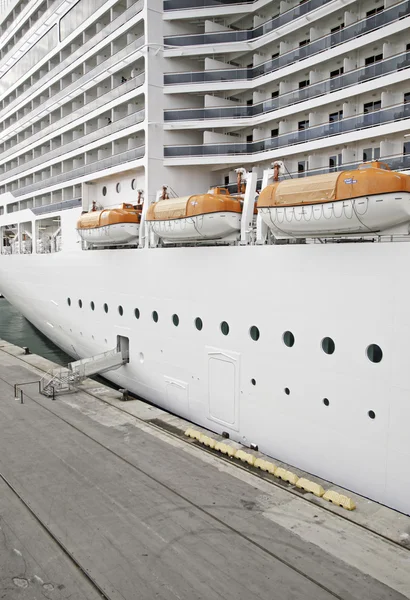 Stationary cruise ship — Stock Photo, Image