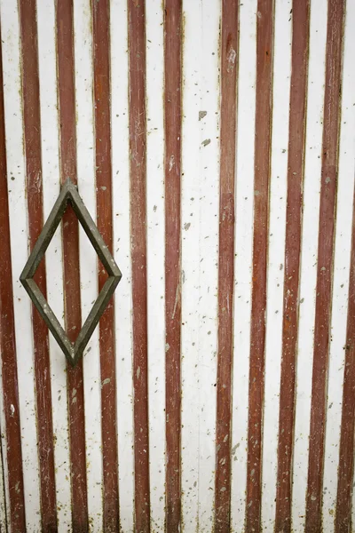 Beyaz ve kırmızı kapı — Stok fotoğraf