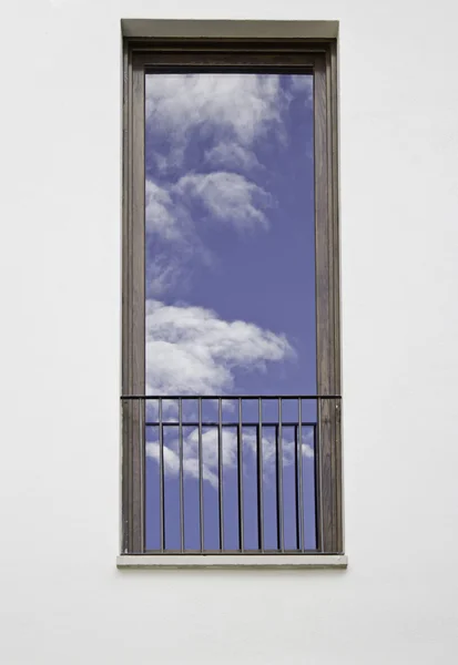 Fönster med sky — Stockfoto