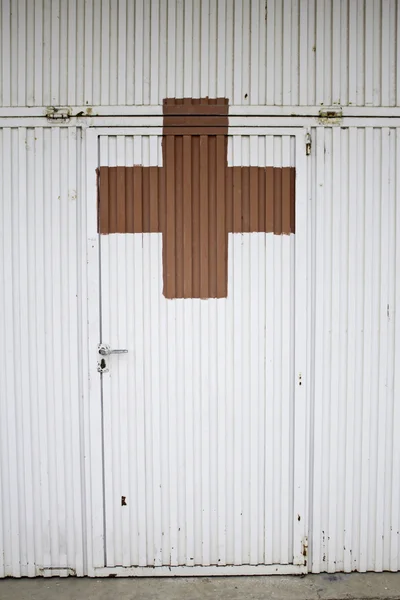 Tür mit Kreuzsymbol — Stockfoto
