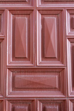 kırmızı ahşap kapı