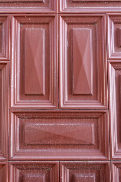 kırmızı ahşap kapı