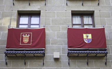 bayrakları ile bina