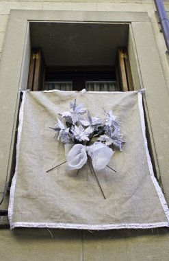 Noel simgesi içeren pencere