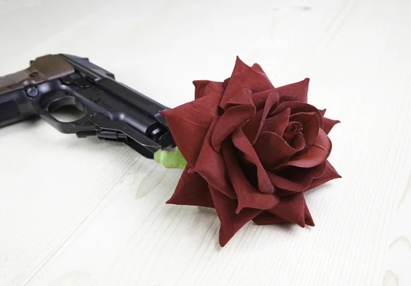 Pistola com flor — Fotografia de Stock