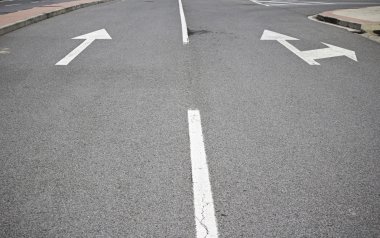 asfalt üzerinde oklar