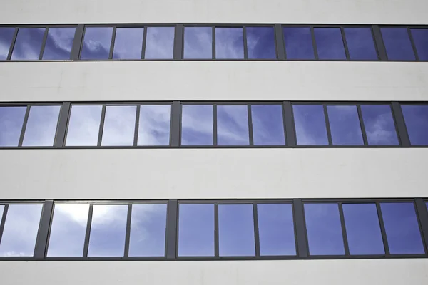 Felhőkarcoló tükörképe ég — Stock Fotó