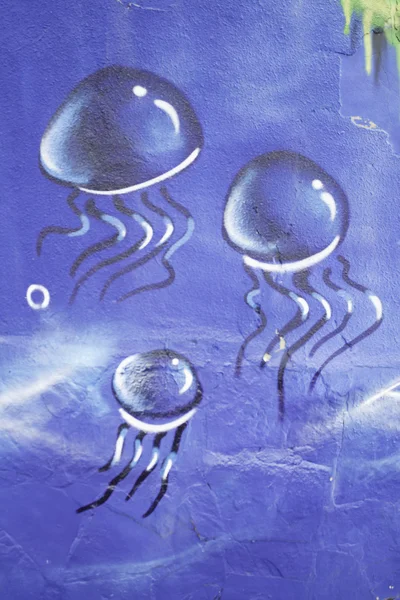 Pływanie meduzami w morzu — Zdjęcie stockowe