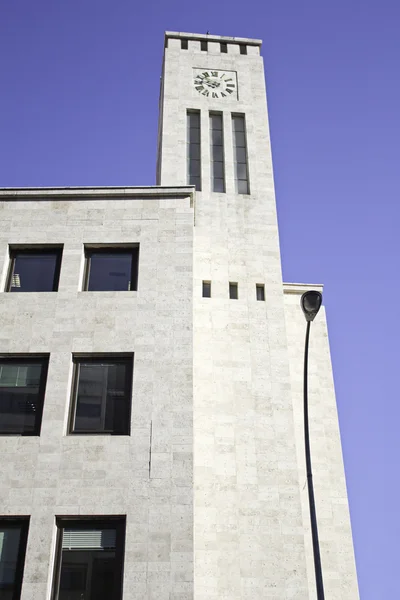 Gebouw met klok — Stockfoto