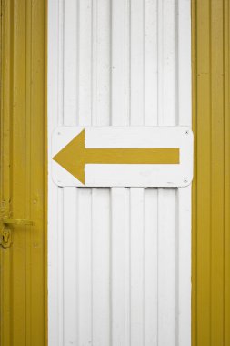 işareti ile metal kapı