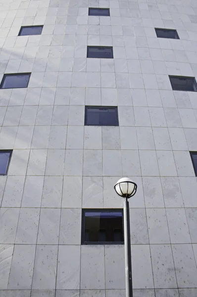 Edificio moderno con ventanas —  Fotos de Stock