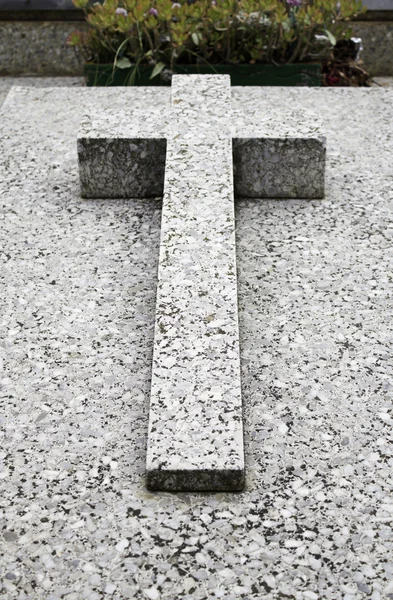 Tomb with cross — Stock Photo, Image