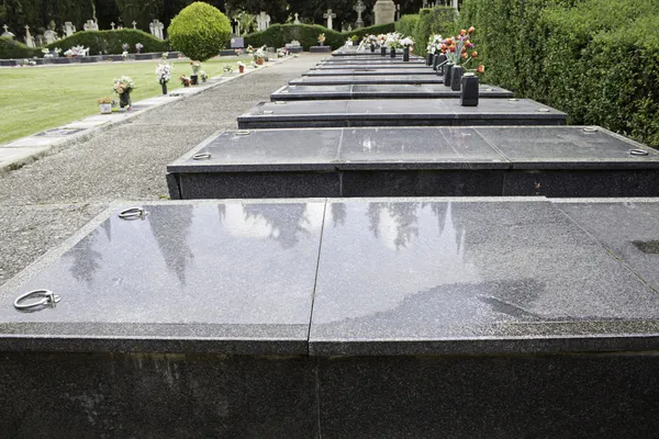 Ataúdes en el cementerio —  Fotos de Stock