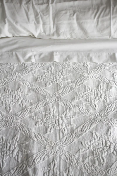 Łóżko z poduszką — Zdjęcie stockowe