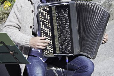 müzisyen akordeon çalıyor