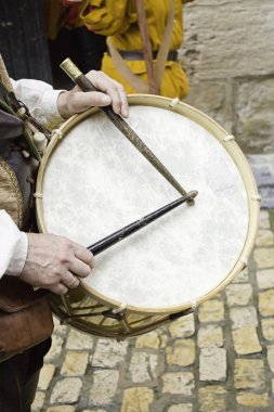 ahşap davul ile müzisyen