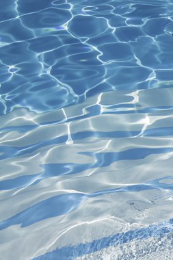 kristal berraklığında su