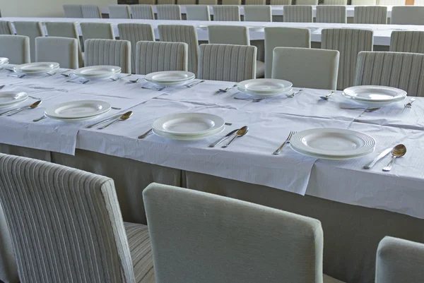 Mesa con cubiertos y asientos — Foto de Stock