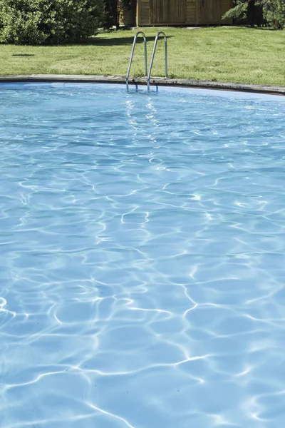 Кристально чистый бассейн — стоковое фото