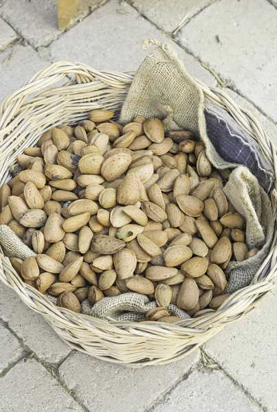 Amandes dans le panier — Photo