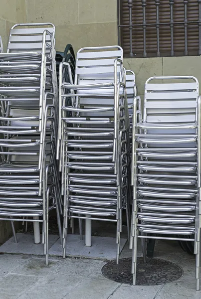 Metalen stoelen — Stockfoto