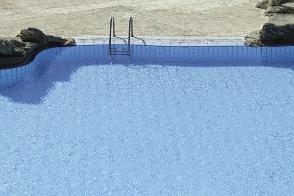 Бирюзовый бассейн — стоковое фото