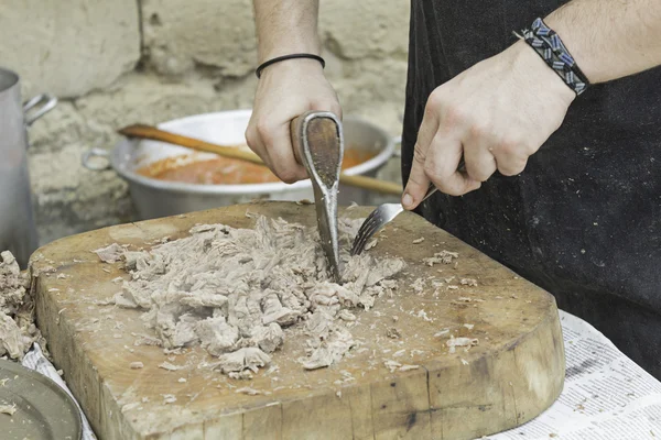 Шеф-кухар готує м'яса — стокове фото