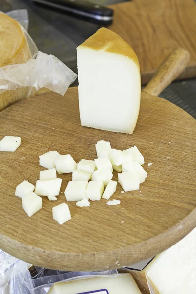 Cuña de queso cortada —  Fotos de Stock