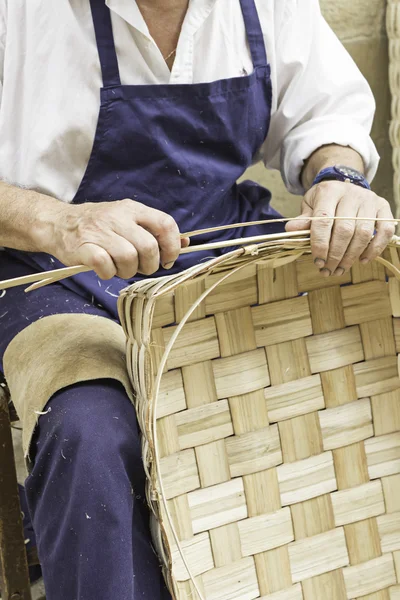 Craftsman making baskets — Stock Photo, Image