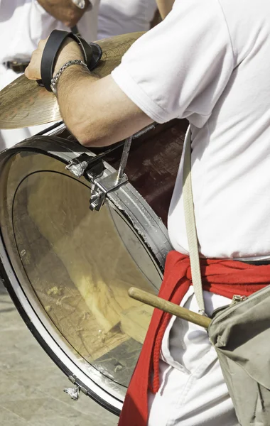 Музыкант играет на барабане — стоковое фото