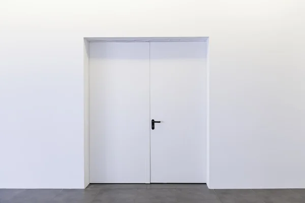 Vit stängd dörr — Stockfoto