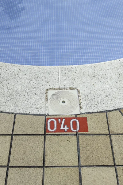Знак в бассейне — стоковое фото