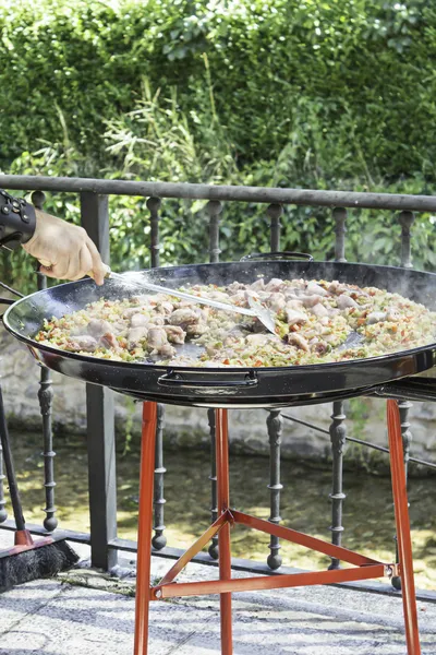 Koken paella — Stockfoto