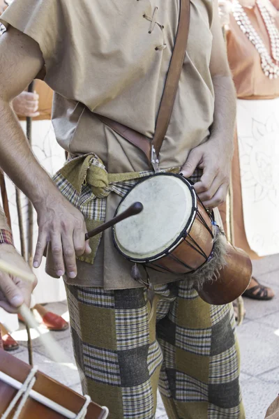 Músico con timbales — Foto de Stock